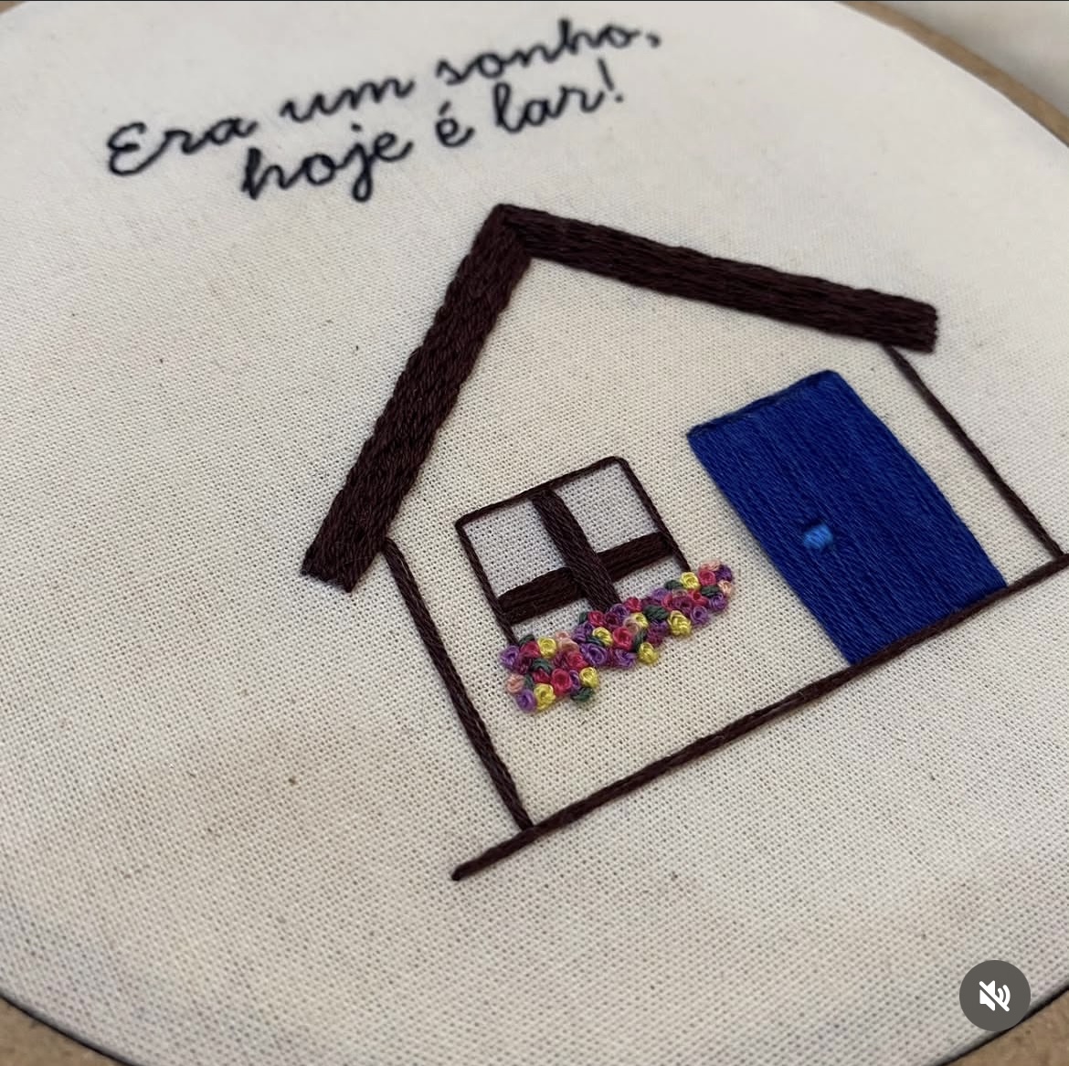 “Era um sonho, hoje é lar!” — bordado em bastidor