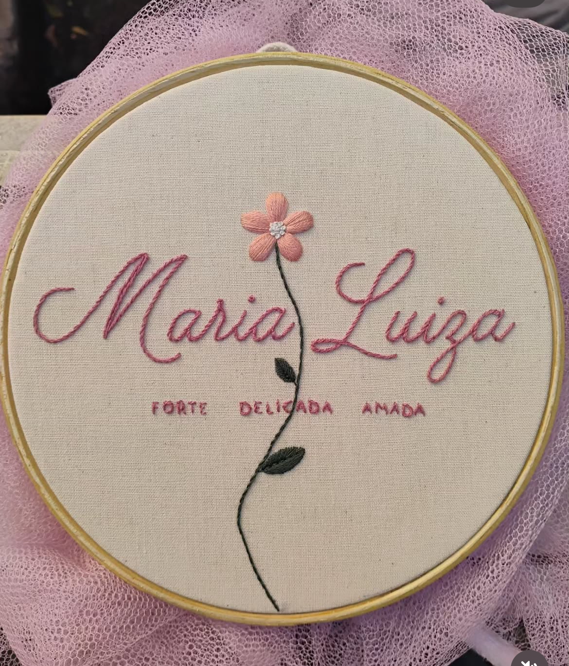 Bordado infantil com nome e flor em relevo